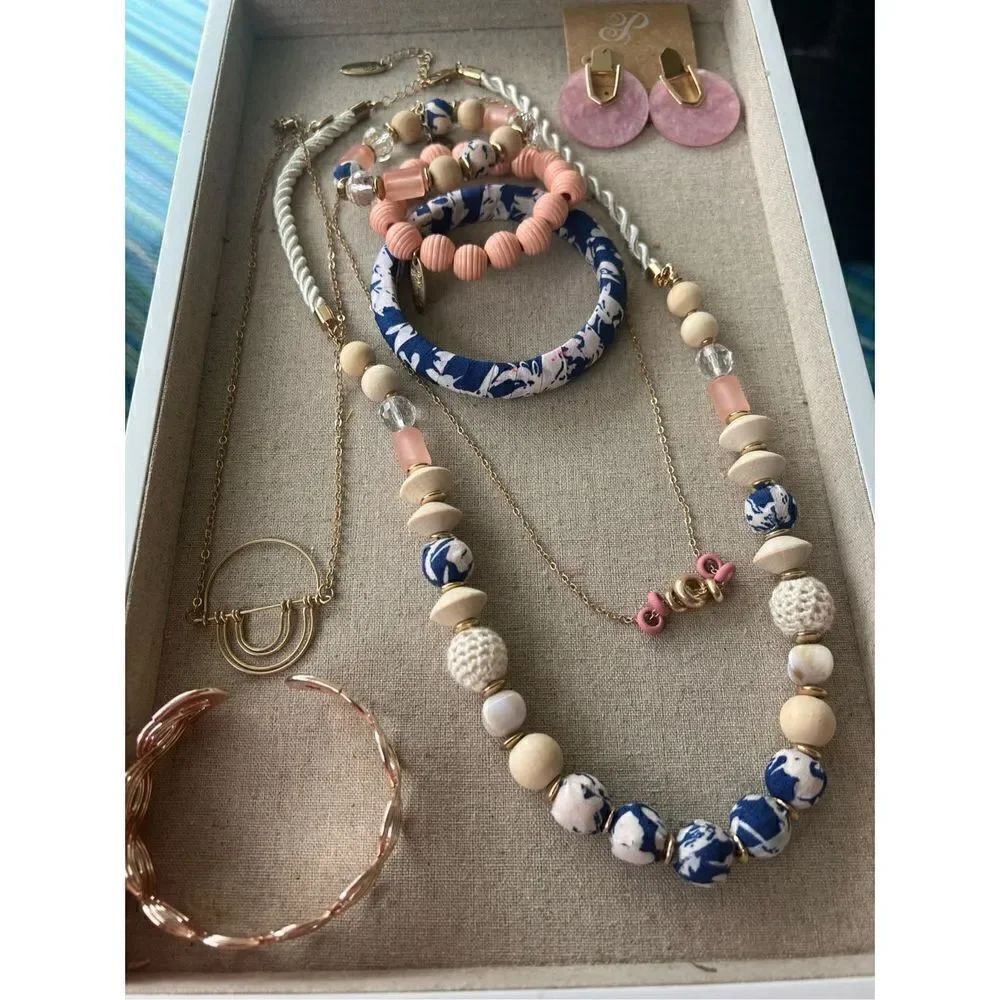 Plunder Lot, 8 pieces, Jewelry set of 3 necklaces, 1 pair of earrings, 4 bracele